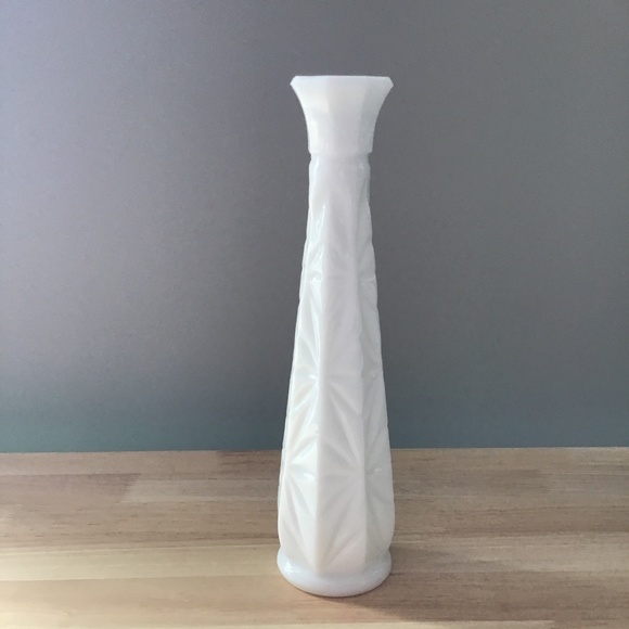 Milk Glass. Vase - Picture 1 of 1